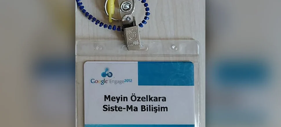 Metin Özelkara'nın Google Engage 2012 seminerine ait yaka kartı Metin Özelkara'nın Google Engage 2012 seminerine ait yaka kartı