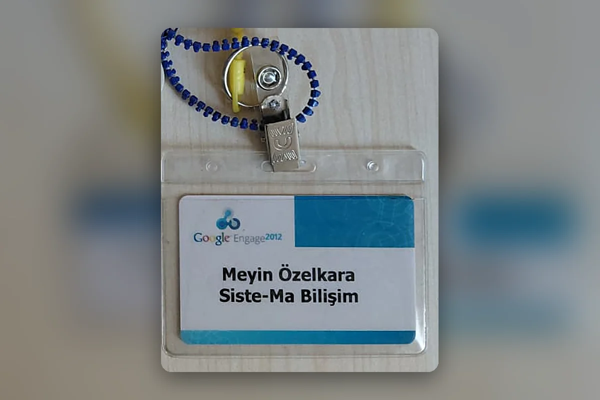 Metin Özelkara'nın Google Engage 2012 seminerine ait yaka kartı